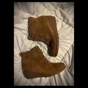 Suede Sorel wedge booties!!❤️